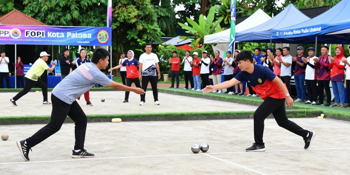Belajar dan berkompetisi dalam olahraga petanque di fopikotapalopo.org dengan suasana penuh semangat.